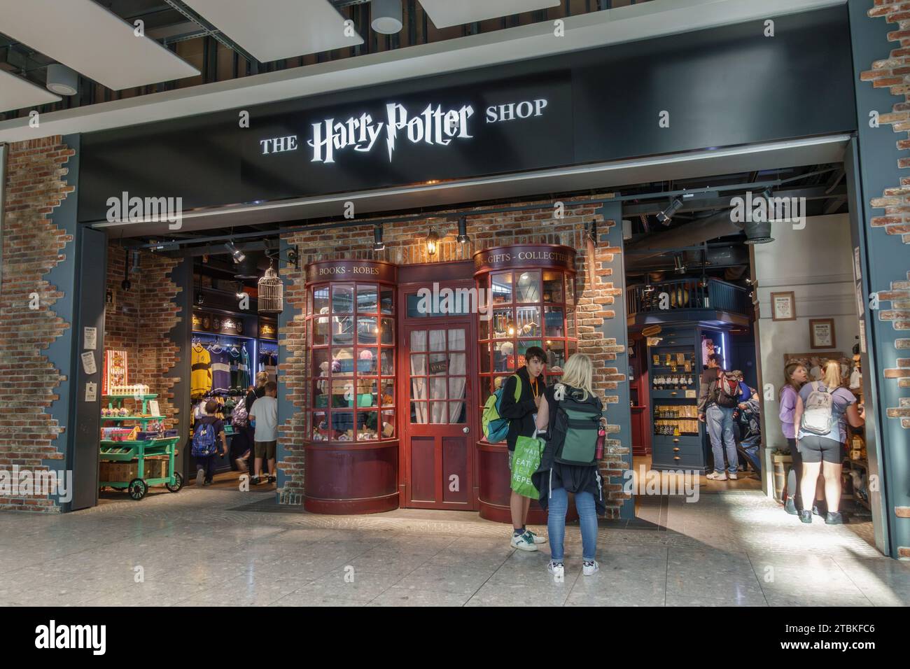 Der Harry Potter Shop in Terminal Five, Heathrow Airport, London, Großbritannien. Stockfoto