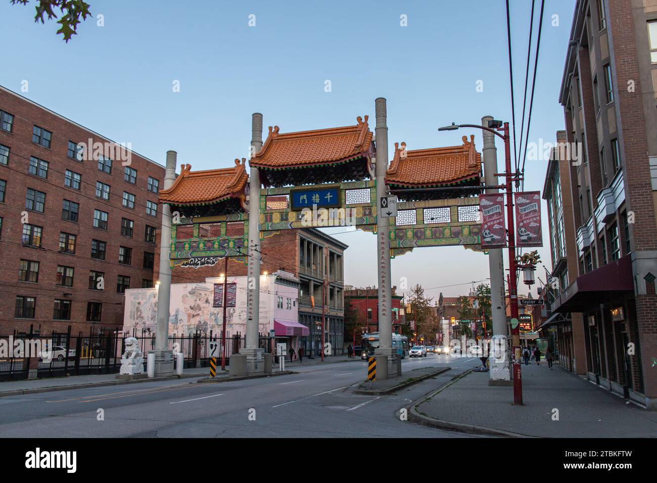 Vancouver, KANADA - 29. September 2023: Millennium Gate in der Pender Street auf Chinatown. Stockfoto