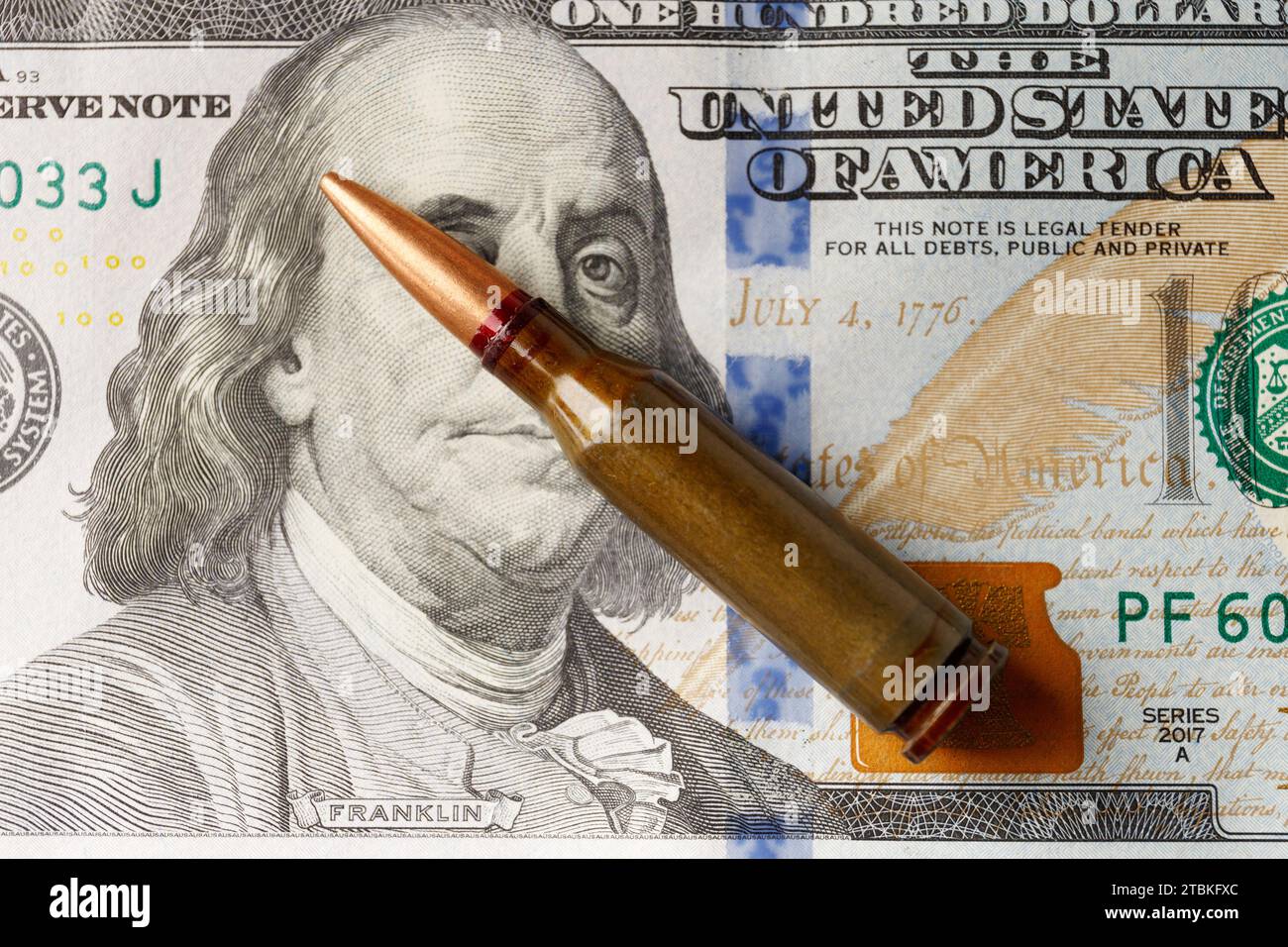Kampfarmee-Kugeln, Patronen liegen auf US-Dollar-Banknoten, das Konzept des Waffenhandels, die Finanzierung militärischer Operationen, militärische Hilfe. Stockfoto