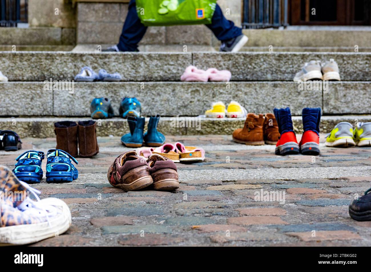 "Wir haben diese Schuhe vor der Kathedrale von Truro aufgegeben, wie unsere Abgeordneten Kinder verlassen haben" - die Schuhe repräsentieren die Trennung von Flüchtlingsfamilien. Stockfoto