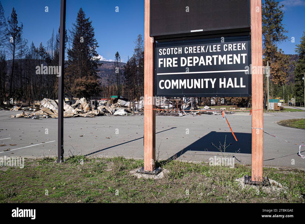 Foto der Scotch Lee Creek Fire Department und Community Hall Schild mit den Überresten der Gebäude, die beim Bush Creek East Fire zerstört wurden. Stockfoto