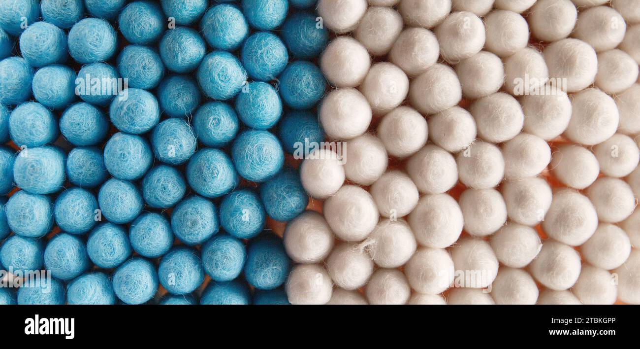 Abstrakter Hintergrund mehrfarbiger Baumwolltupfer, Stäbchen, Knospen. Textur hygienischer Wattestäbchen, Makroaufnahme. Stockfoto