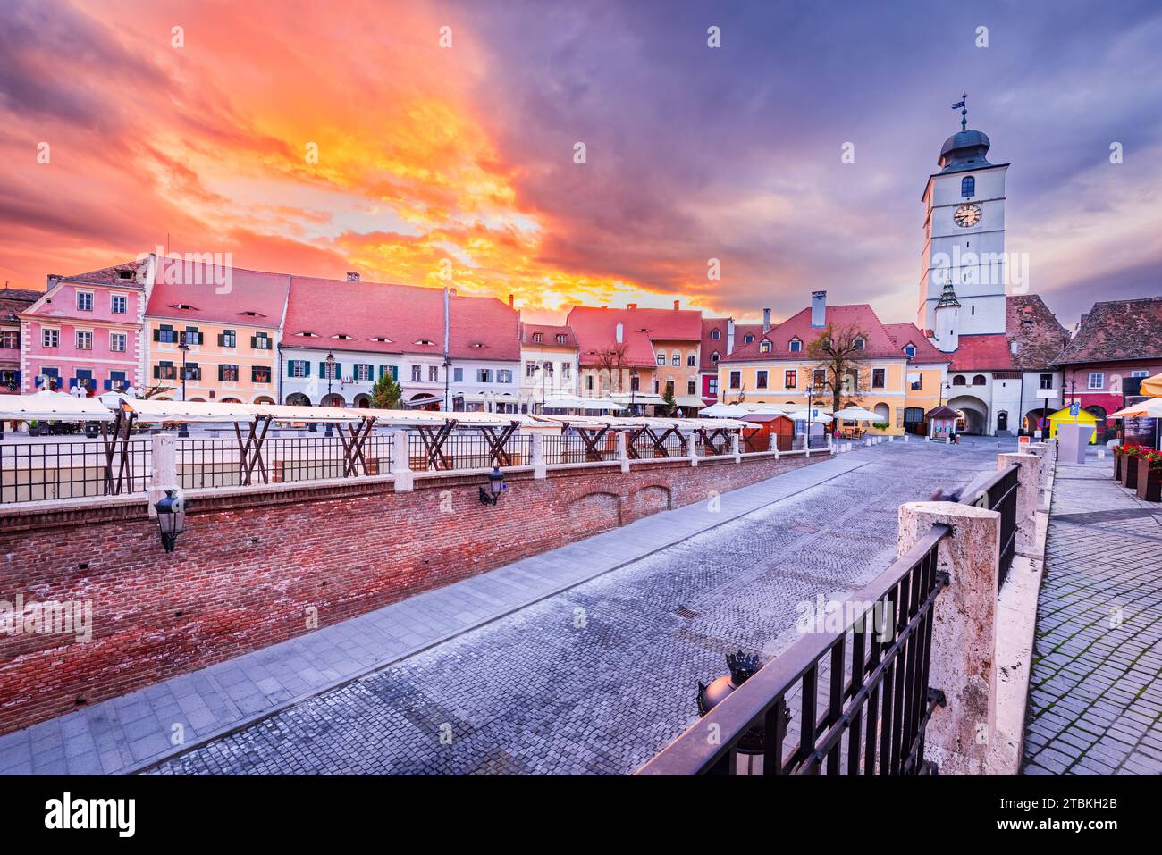 Sibiu, Rumänien - Lesser Platz und Rat Turm Morgen bewölkten Tag, Siebenbürgen sächsischen Stadt. Stockfoto