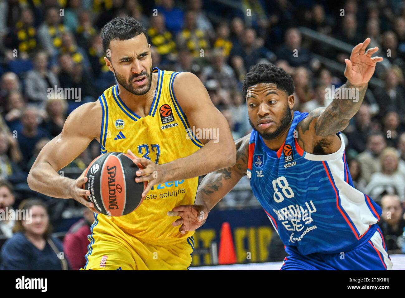 Berlin, Deutschland 07. Dezember 2023: Basketball EuroLeague - 2023/2024 - Alba Berlin gegen Anadolu Efes Istanbul im Bild: v. li. im Zweikampf Johannes Thiemann (Alba Berlin), Tyrique Jones (Anadolu Efes Istanbul) Stockfoto