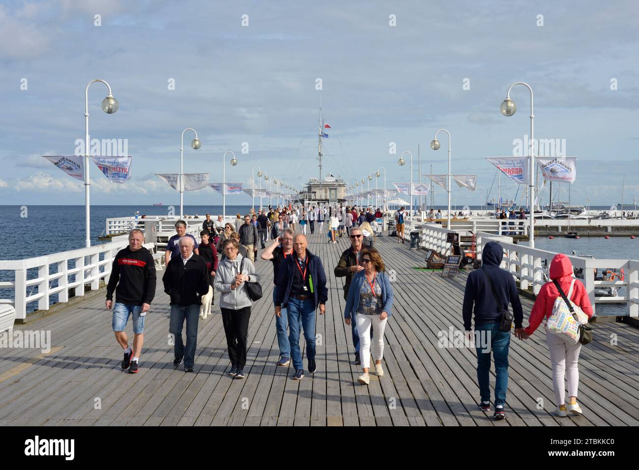 Menschen gehen sorglos auf dem Sopot Pier als längste hölzerne Meeresplanke Europas, Sopot, Pommern, Polen, Europa, EU Stockfoto