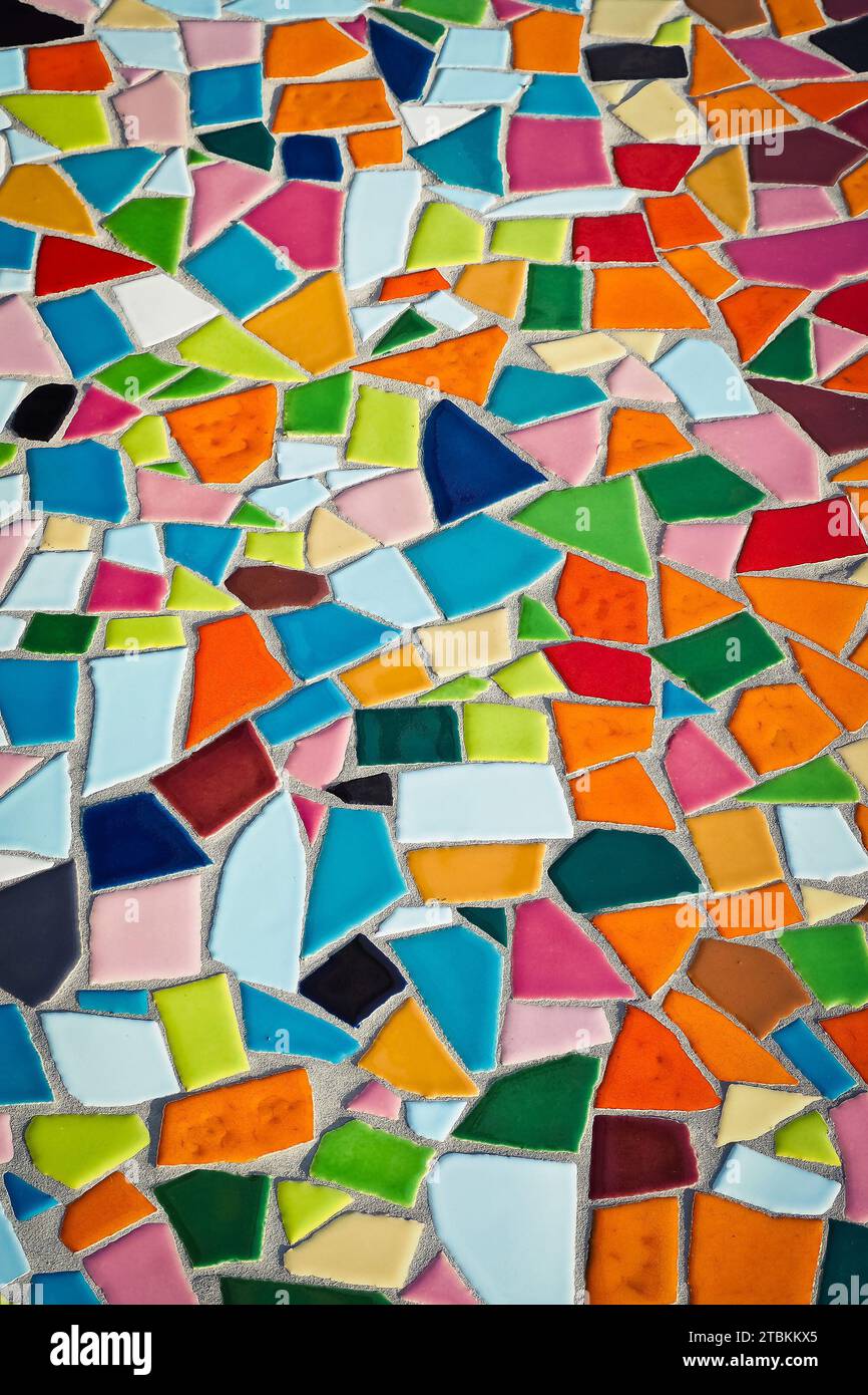 Helles abstraktes Mosaikmuster. Vektorhintergrund. Zum Gestalten und Dekorieren von Hintergründen. Endlose Textur. Keramische Fliesenfragmente. Bunt gebrochen Stockfoto