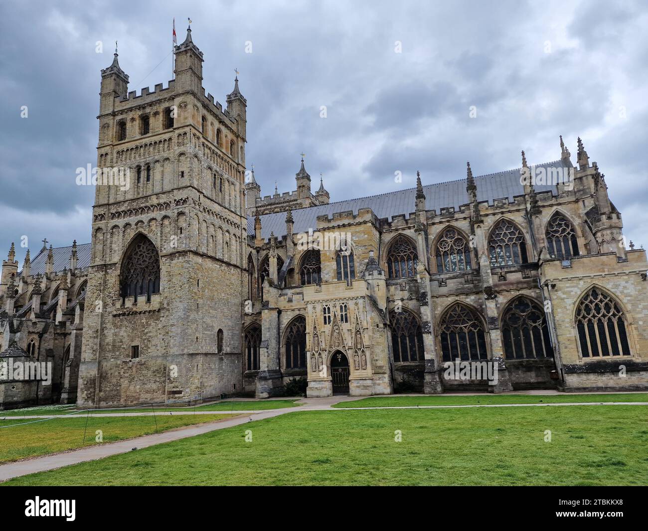 Exeter Cathedral im Südwesten Englands Devon, ein mittelalterliches normannisches Gebäude aus dem Jahr 1050, das ein beliebtes Reiseziel für Touristen ist Stockfoto