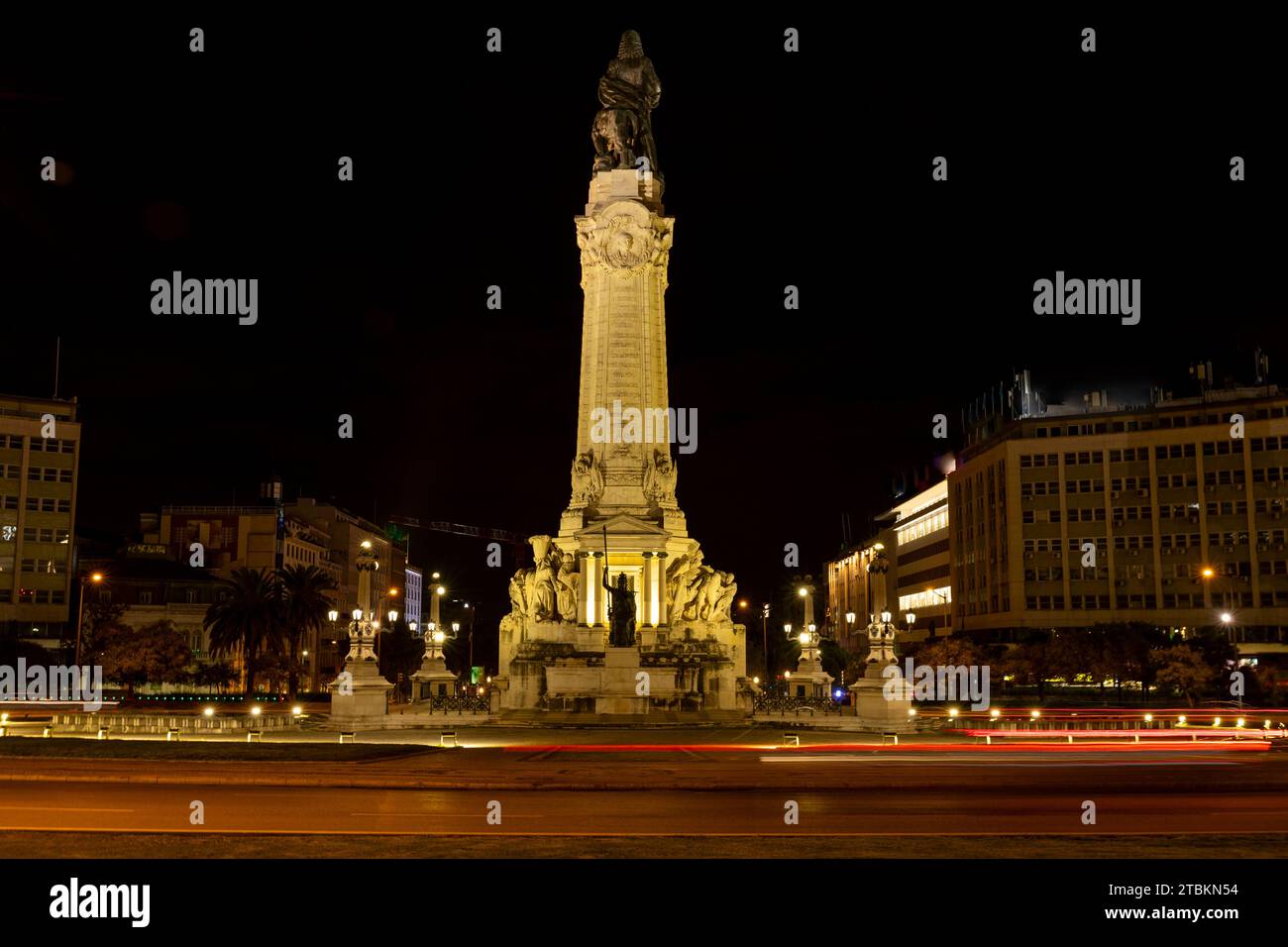 Lissabon, Portugal - 17.09.2023: Statue der Marques de Pombal in der Mitte des Kreisverkehrs. Nächtliche Belichtung mit unscharfen Ampeln. Marquis Stockfoto