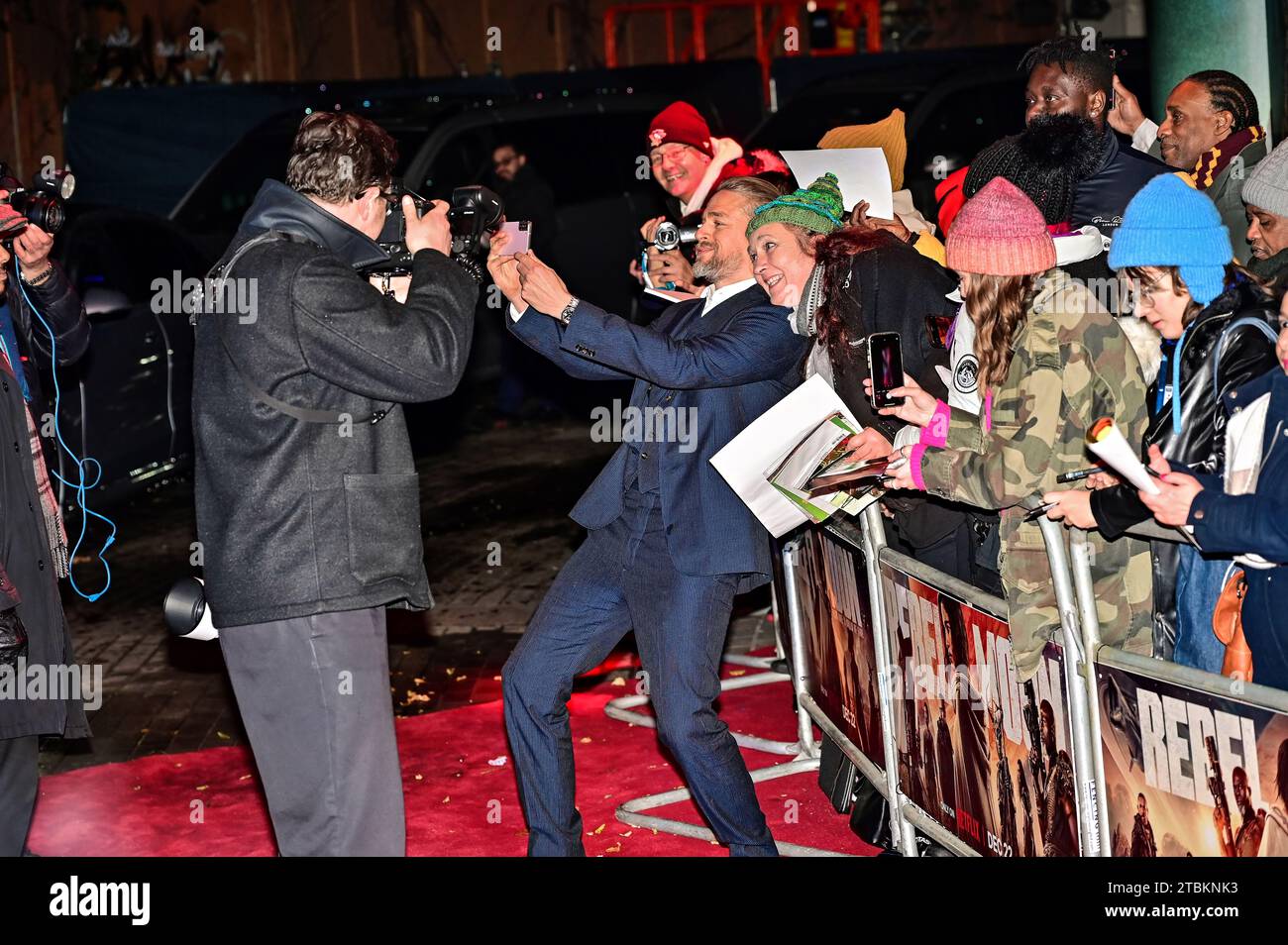 London, Großbritannien. Dezember 2023. Charlie Hunnam signiert Autogramme für Fans bei The Rebel Moon - Part One: A Child of Fire im BFI Imax, London. Quelle: Siehe Li/Picture Capital/Alamy Live News Stockfoto