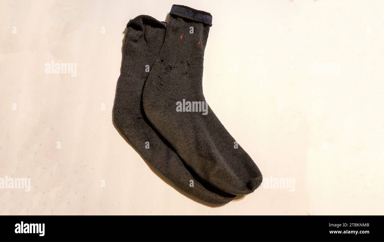 Ein Paar Herren-Socken mit Löchern Stockfoto