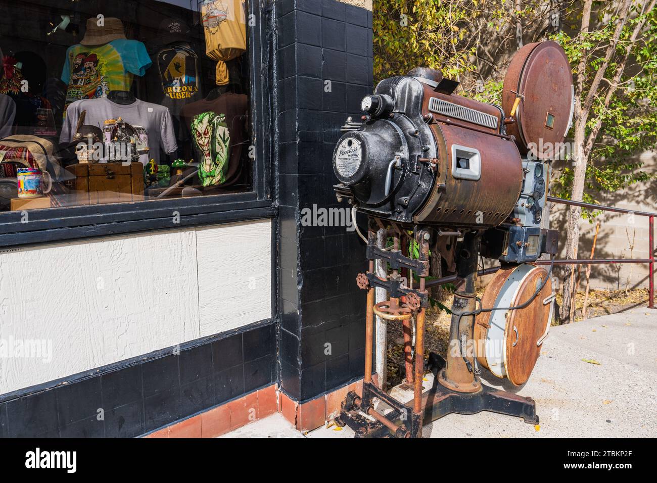 Jerome, AZ - 16. November 2023: Dieser alte Simplex E7 35-mm-Filmprojektor mit einer unvergleichlichen Magnarc-Hochlichtlampe sitzt vor dem Liberty Theater und Stockfoto