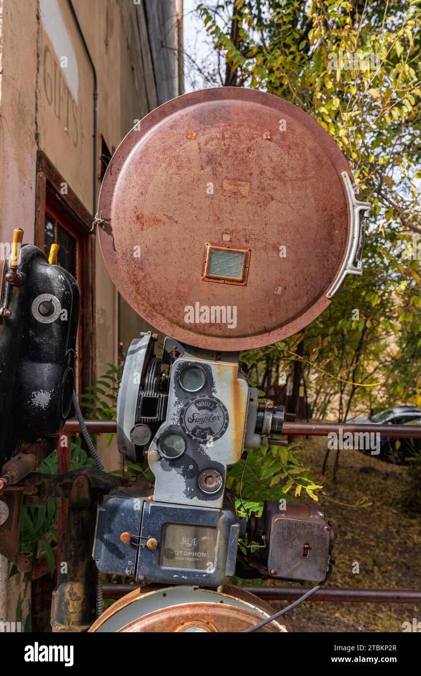 Jerome, AZ - 16. November 2023: Dieser alte Simplex E7 35-mm-Filmprojektor befindet sich vor dem Liberty Theater and Gifts Shop. Simplex wurde vom Internat gebaut Stockfoto