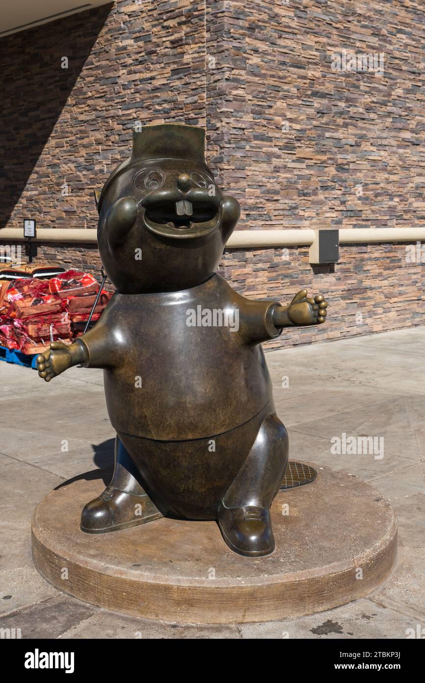 Terrell, Texas - 16. Oktober 2023: Diese bronzene Biberstatue begrüßt Sie am Eingang des Terrell, Texas Buc-EE's.. Stockfoto