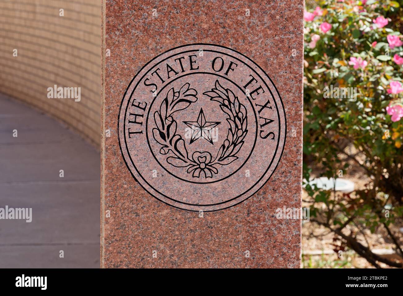 Odessa, Texas – 15. Oktober 2023: Das Texas State Seal hat einen fünfzackigen Stern, der von Olivenzweigen und lebenden Eichenzweigen umgeben ist, und die Worte „The State of Texas“ Stockfoto
