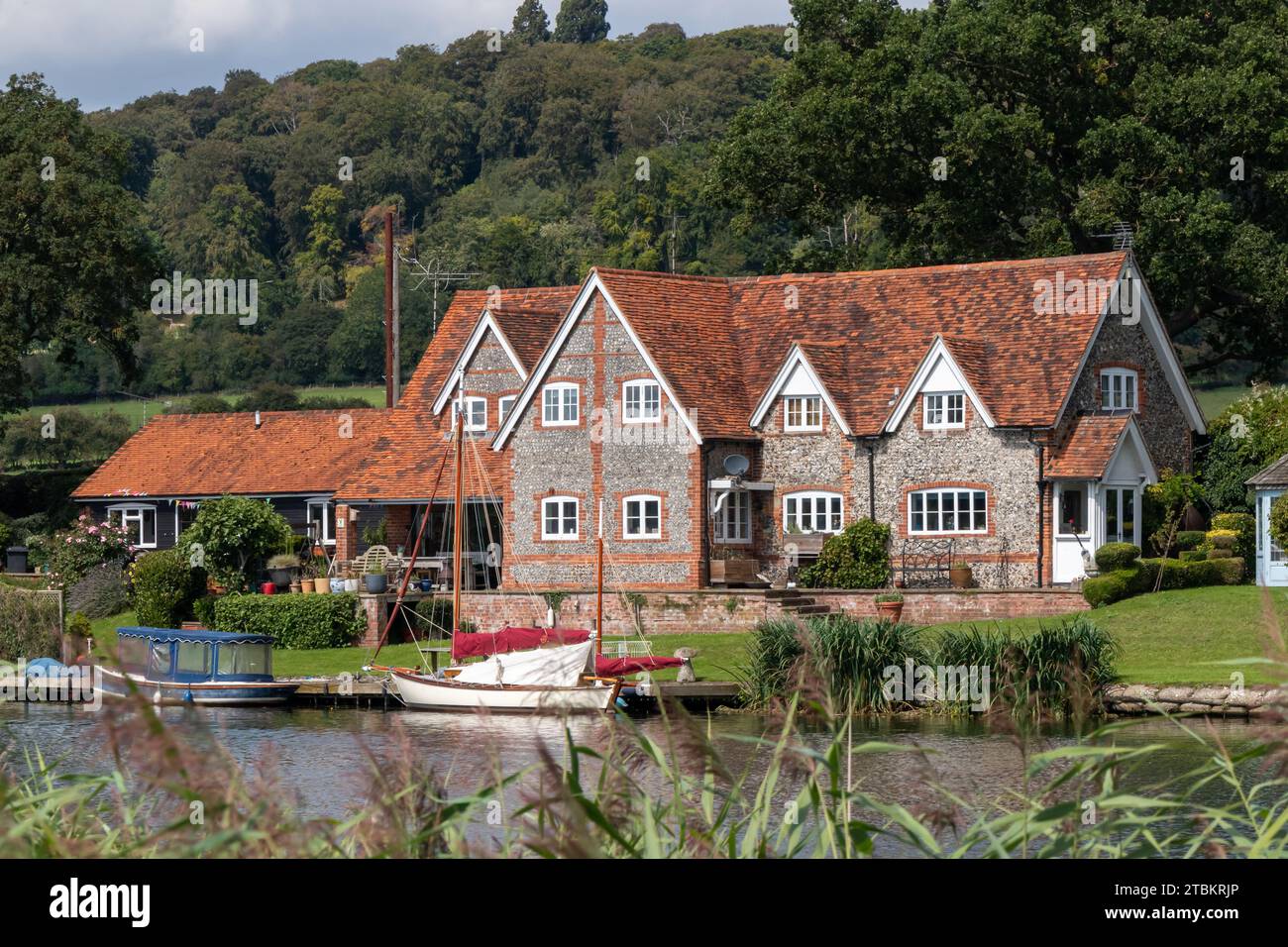 Häuser an der Themse, Hambleden Buckinghamshire Stockfoto