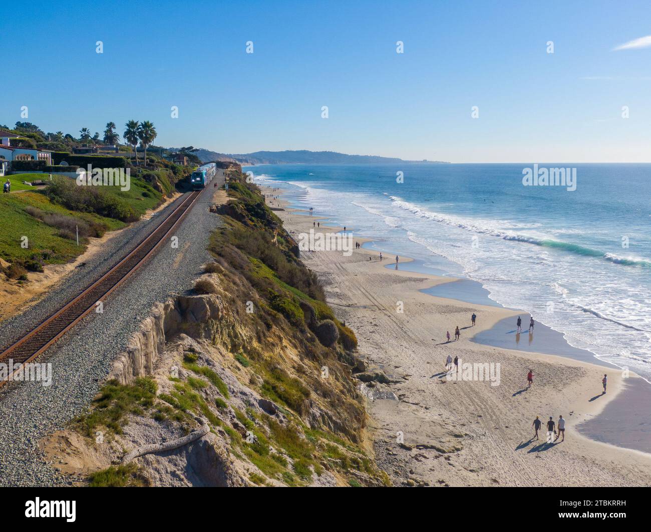 Drohnenfoto von Personenzügen in Oceanside und Del Mar Kalifornien Stockfoto