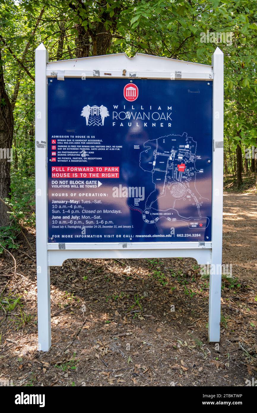 Informationsschild und Karte in Rowan Oak, dem Zuhause von William Faulkner, einem der größten Autoren Amerikas, in Oxford, Mississippi. Stockfoto