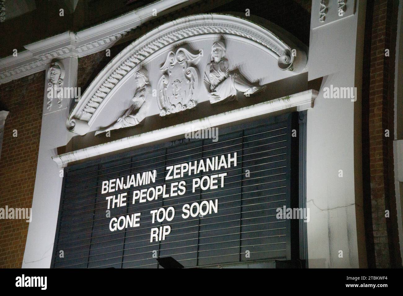 London, Großbritannien. Dezember 2023. Am Windrush Square zollt Brixtons ritziges Kino dem Dichter Benjamin Zephaniah mit den Worten „The People's Poet“ Tribut. Zu Früh Weg. RIP.“ Professor Zephaniahs Tod im Alter von 65 Jahren wurde von seiner Familie bekannt gegeben, acht Wochen nachdem bei ihm ein Hirntumor diagnostiziert wurde. Quelle: Anna Watson/Alamy Live News Stockfoto