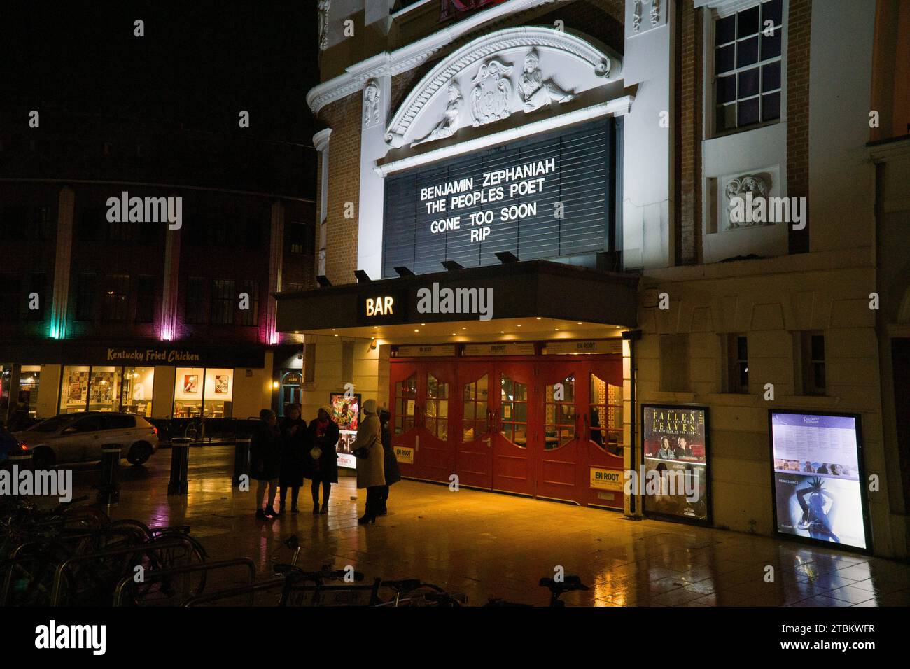 London, Großbritannien. Dezember 2023. Am Windrush Square zollt Brixtons ritziges Kino dem Dichter Benjamin Zephaniah mit den Worten „The People's Poet“ Tribut. Zu Früh Weg. RIP.“ Professor Zephaniahs Tod im Alter von 65 Jahren wurde von seiner Familie bekannt gegeben, acht Wochen nachdem bei ihm ein Hirntumor diagnostiziert wurde. Quelle: Anna Watson/Alamy Live News Stockfoto