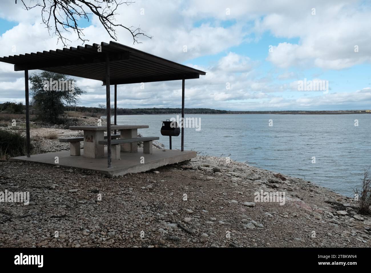 Das ist Teil einer Serie von Fotos, die ich am Lake Waco in Waco, Texas, aufgenommen habe. Das war alles auf dem Reynolds Creek Campground. Das ist ein Picknick am See Stockfoto