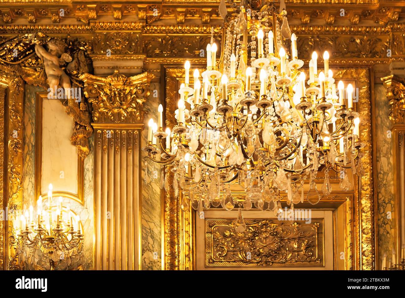 Kronleuchter im Grand Salon in den Napoleon III Apartments im Louvre Museum, Paris, Frankreich Stockfoto