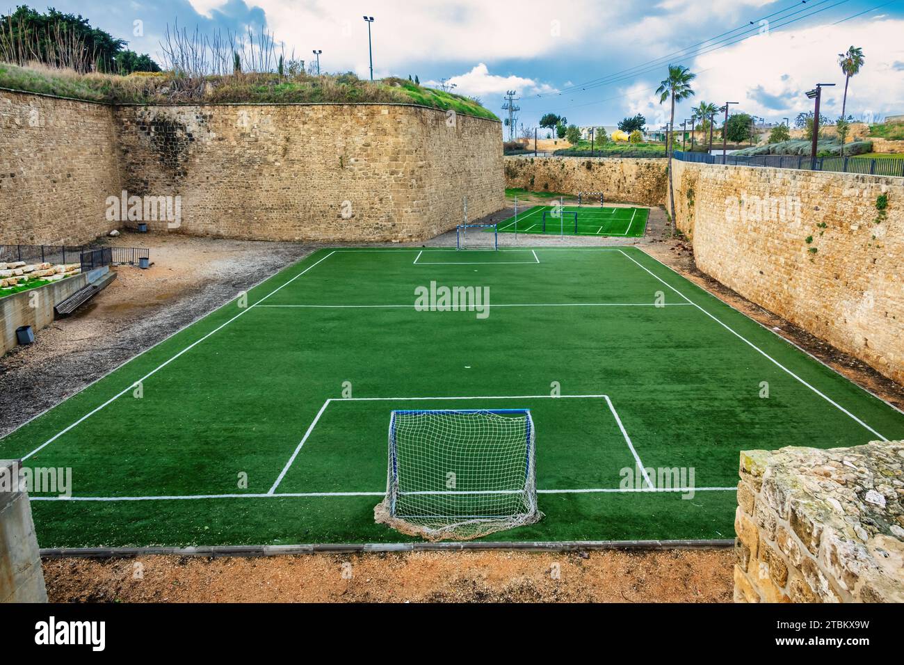Fußballfeld in der Altstadt von Akkon, Israel. Stockfoto