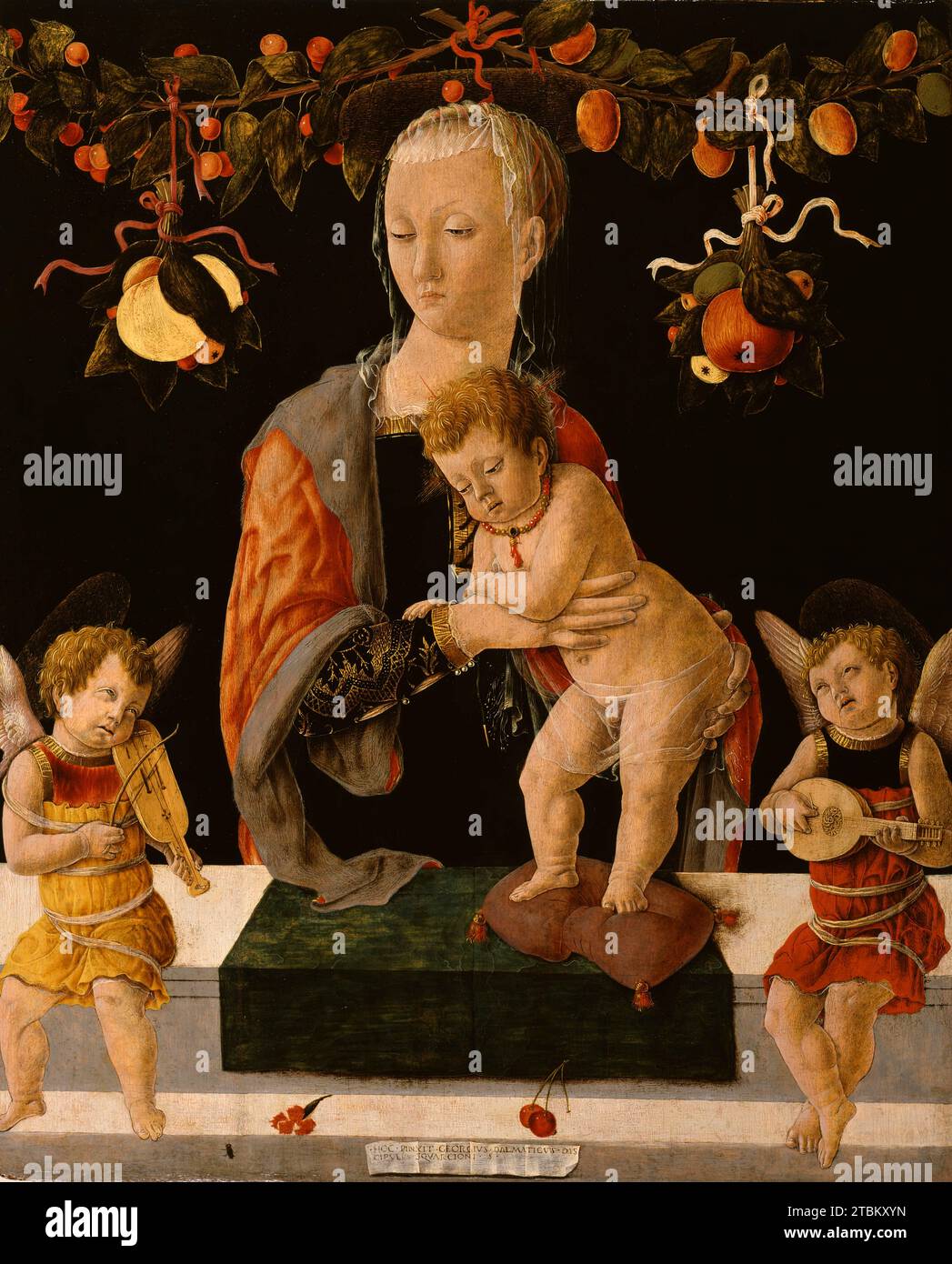 Madonna und Kind mit Engeln, 1459-1460. Das Motiv der Madonna und des Christuskindes, das hinter einer Attika in Nahaufnahme gezeigt wird, ist für ein hingebungsvolles Gemälde wie dieses sehr häufig. Ein interessantes Merkmal in diesem Beispiel ist die Korallenkette, die Christus trägt. Korallen hielt den Teufel fern, und viele Babys hatten zu dieser Zeit einen Korallenreißring oder eine Halskette. Stockfoto