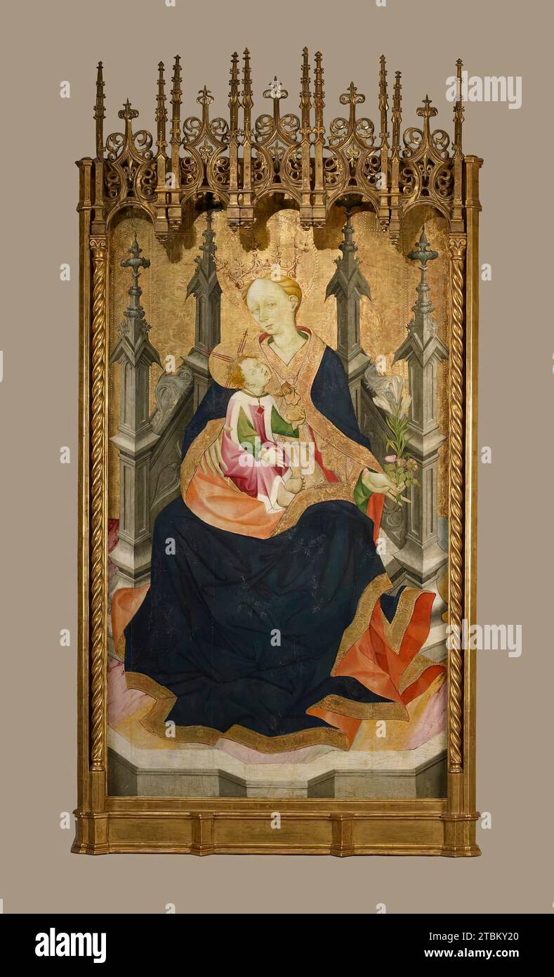 Madonna und Kind auf dem Thron, 1410-1420. Mary ist hier, sowohl Jungfrau als auch Mutter. Sie ist Königin des Himmels und hält ihren Sohn, aber ihr langes, ungebundenes Haar ist frei, passend für ein junges Mädchen. Die Lilien symbolisieren weiterhin ihre jungfräuliche Reinheit, während die Rosen ihr mütterliches Mitgefühl symbolisieren. Die Doppelnatur Christi wird ebenfalls offenbart. Sein Gewand ist mit Hermelin getrimmt (nur von Königen getragen), aber er spielt mit der Spule seiner Mutter. Nach populären frommen Meditationen, als die Heilige Familie Ägypten erreichte, Nähte und verdrehte Maria Tuch, um sie vor dem Hungern zu bewahren; wie ein guter Junge half Jesus ihr. Stockfoto