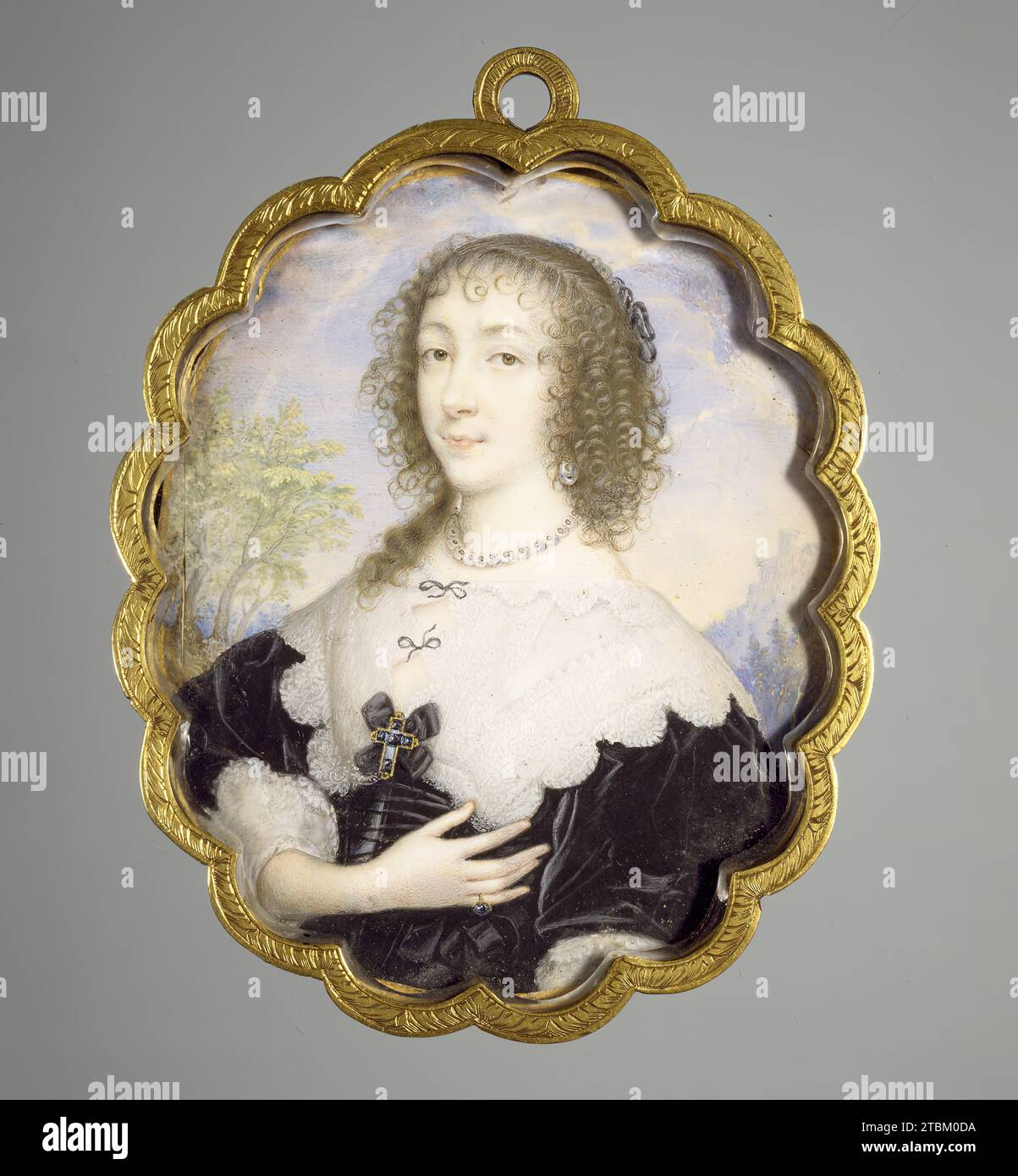 Königin Henrietta Maria, 1635. Henrietta Maria (1609–1669) war die in Frankreich geborene Königin von England und Ehefrau von König Karl I. Die berühmtesten lebensgroßen Porträts von ihr stammen von dem großen flämischen Maler Anthony van Dyck, dessen eleganter Stil englische Porträtisten beeinflusste, darunter Hoskins, die sich auf Miniaturen spezialisierten. Im Gegensatz zu früheren englischen Porträtminiaturen enthält diese eine Art von Landschaftsdetails, die Van Dyck oft enthielt. Die Königin war katholisch in einem Land, das vollständig von protestantischen Kräften dominiert wurde. Sie trägt ein Juwelenkreuz, ein Charakteristikum Stockfoto