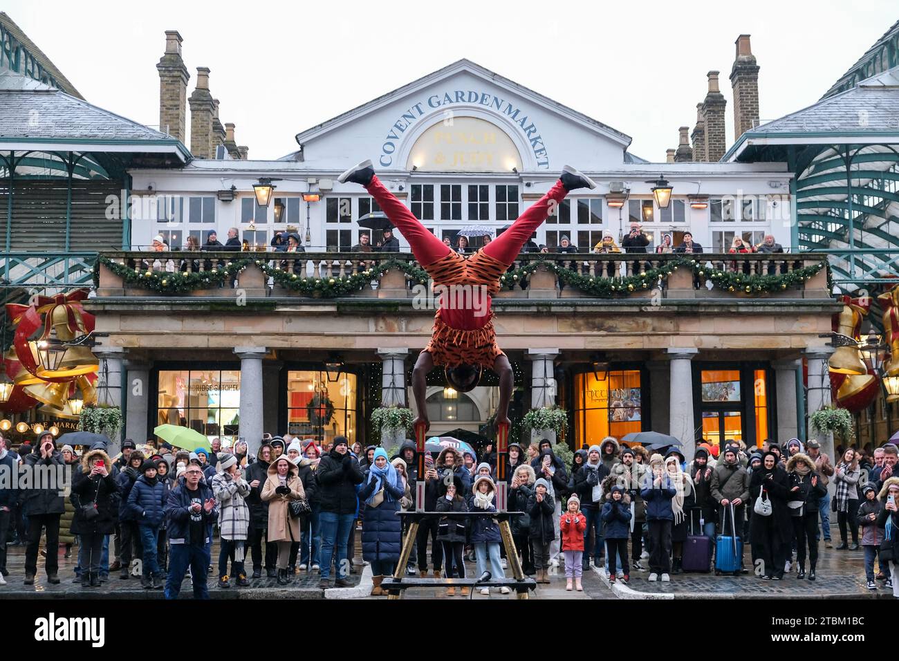 London, Großbritannien. Ein Straßenkünstler von Covent Garden unterhält die Menge. Die Künstler sind Teil einer jahrhundertelangen Tradition. Stockfoto