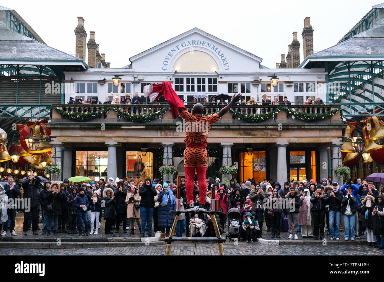 London, Großbritannien. Ein Straßenkünstler von Covent Garden unterhält die Menge. Die Künstler sind Teil einer jahrhundertelangen Tradition. Stockfoto