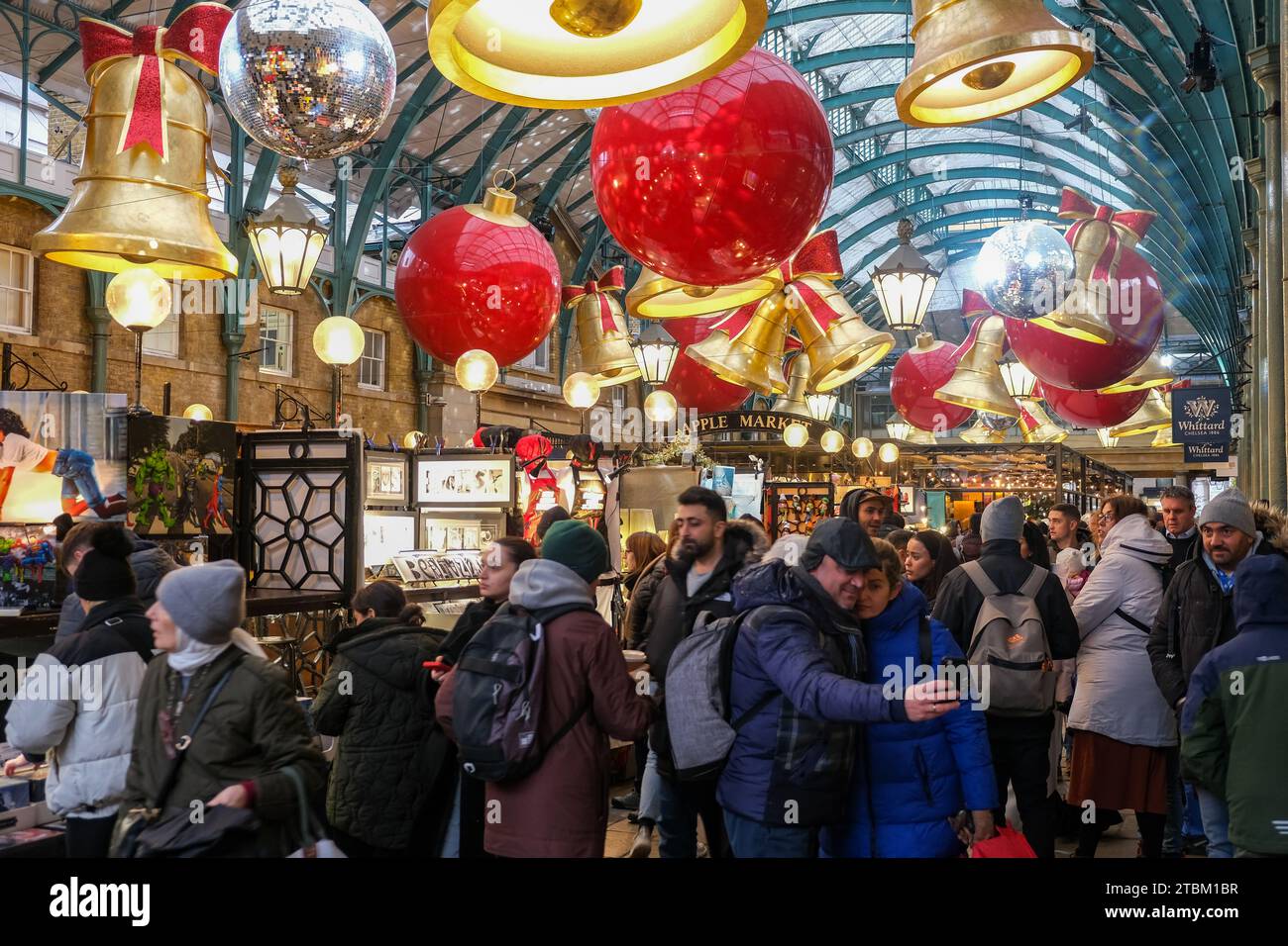London, Großbritannien. Der Apfelmarkt von Covent Garden ist mit festlichen, übergroßen Glocken und Kugeln dekoriert Stockfoto