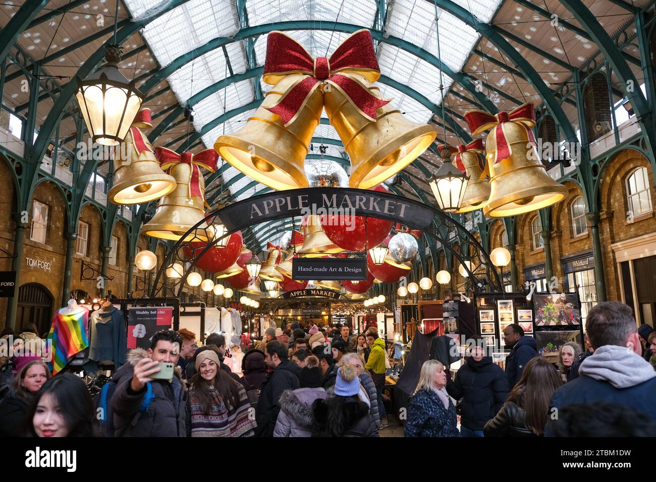 London, Großbritannien. Weihnachtsdekoration in Glockenform auf dem Apple Market in Covent Garden. Stockfoto