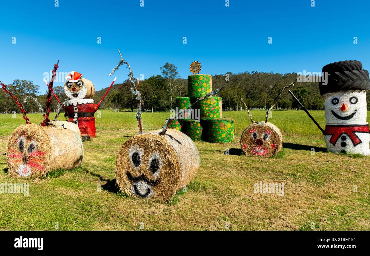 Maitland, NSW, Australien. Dezember 2021 Weihnachtsausstellung mit Heuballenkunst an einer Autobahn. Gemalte Heuballen zur Feier der Weihnachtszeit. Stockfoto
