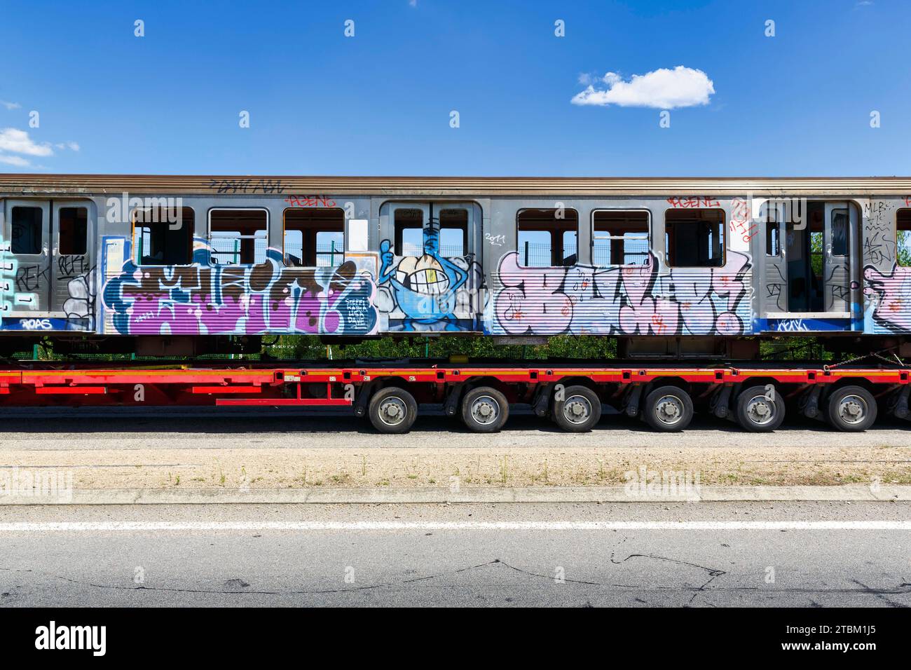Schwere Gütertransporte am Straßenrand abgestellt, verlassene Zugwagen, Wagen mit Graffiti, Detail, symbolisches Bild öffentlicher Verkehr, Frankreich Stockfoto