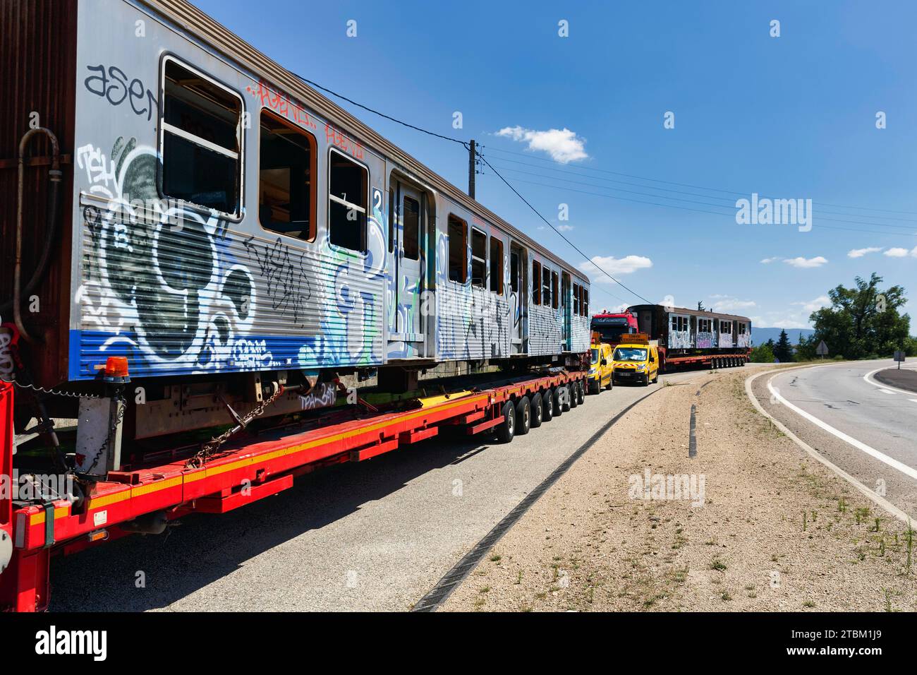 Schwere Gütertransporte am Straßenrand abgestellt, ausgemusterte Zugwagen, Wagen mit Graffiti, Begleitfahrzeuge, Frankreich Stockfoto