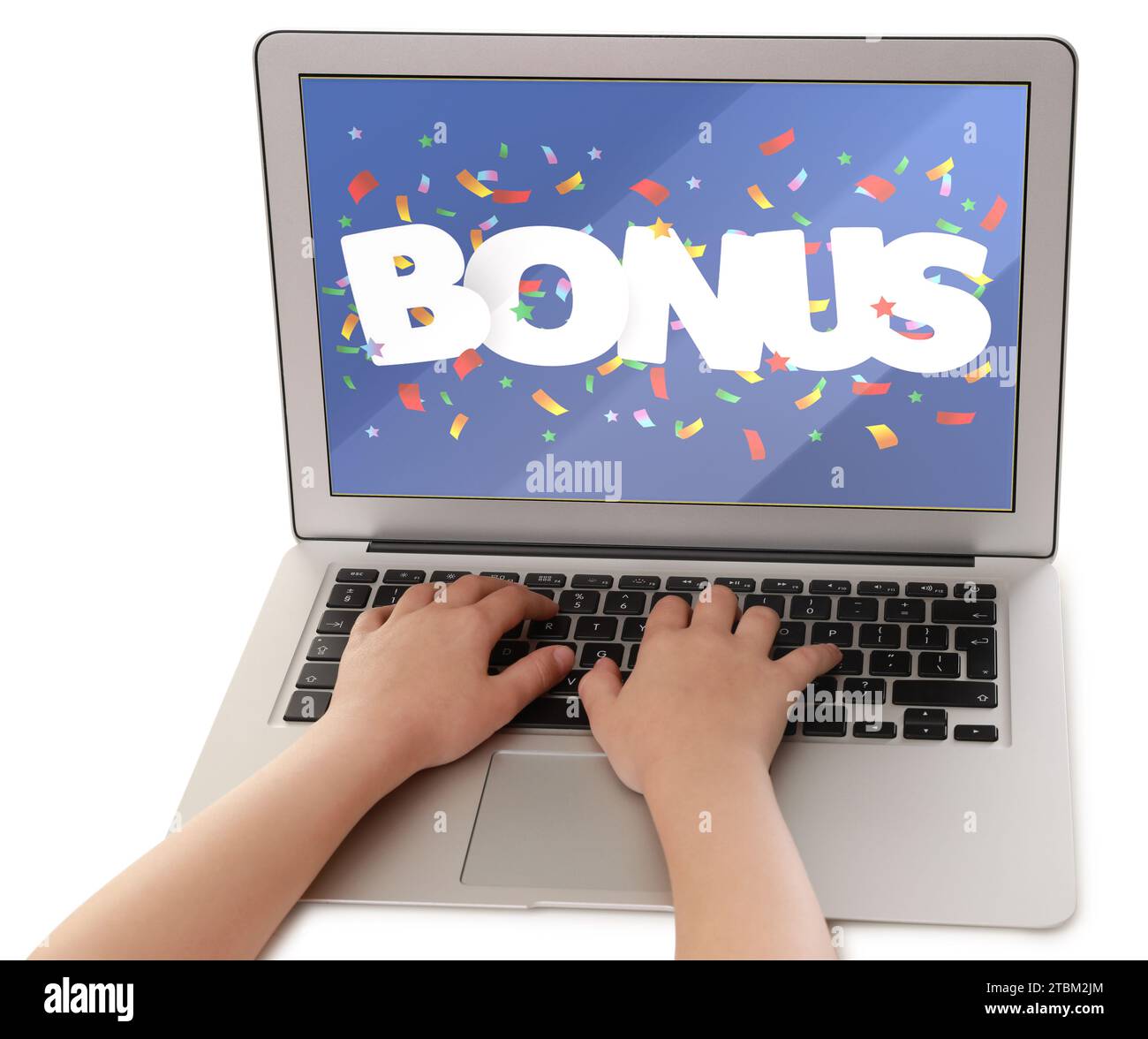 Bonusgewinn. Kind benutzt Laptop auf weißem Hintergrund, Großaufnahme. Abbildung von fallendem Konfetti und Wort auf dem Geräteschild Stockfoto