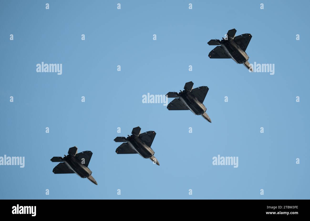 F-22 Raptoren, die der Hawaii Air National Guard zugeteilt sind, führen einen Überflug während einer Gedenkfeier am 7. Dezember 2023 auf der Joint Base Pearl Harbor-Hickam, Hawaii, durch. Dies war der 82. Jahrestag der Angriffe auf Pearl Harbor und Hickam Field, bei denen 189 Soldaten ums Leben kamen. (Foto der U.S. Air Force von Staff Sgt. Alan Ricker) Stockfoto