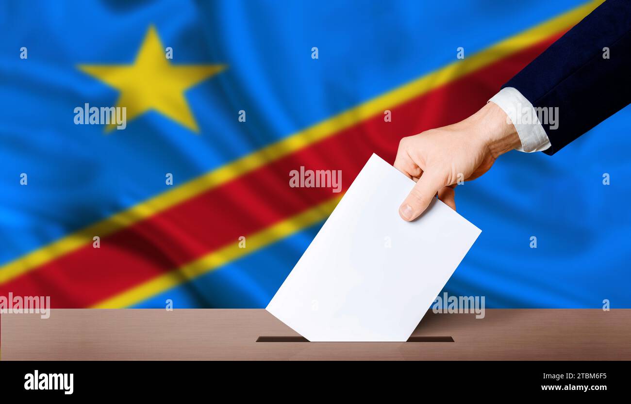 Präsidentschaftswahlen in der Demokratischen Republik Kongo. Hand in Stimmzettel mit Flagge der Demokratischen Republik Kongo Stockfoto