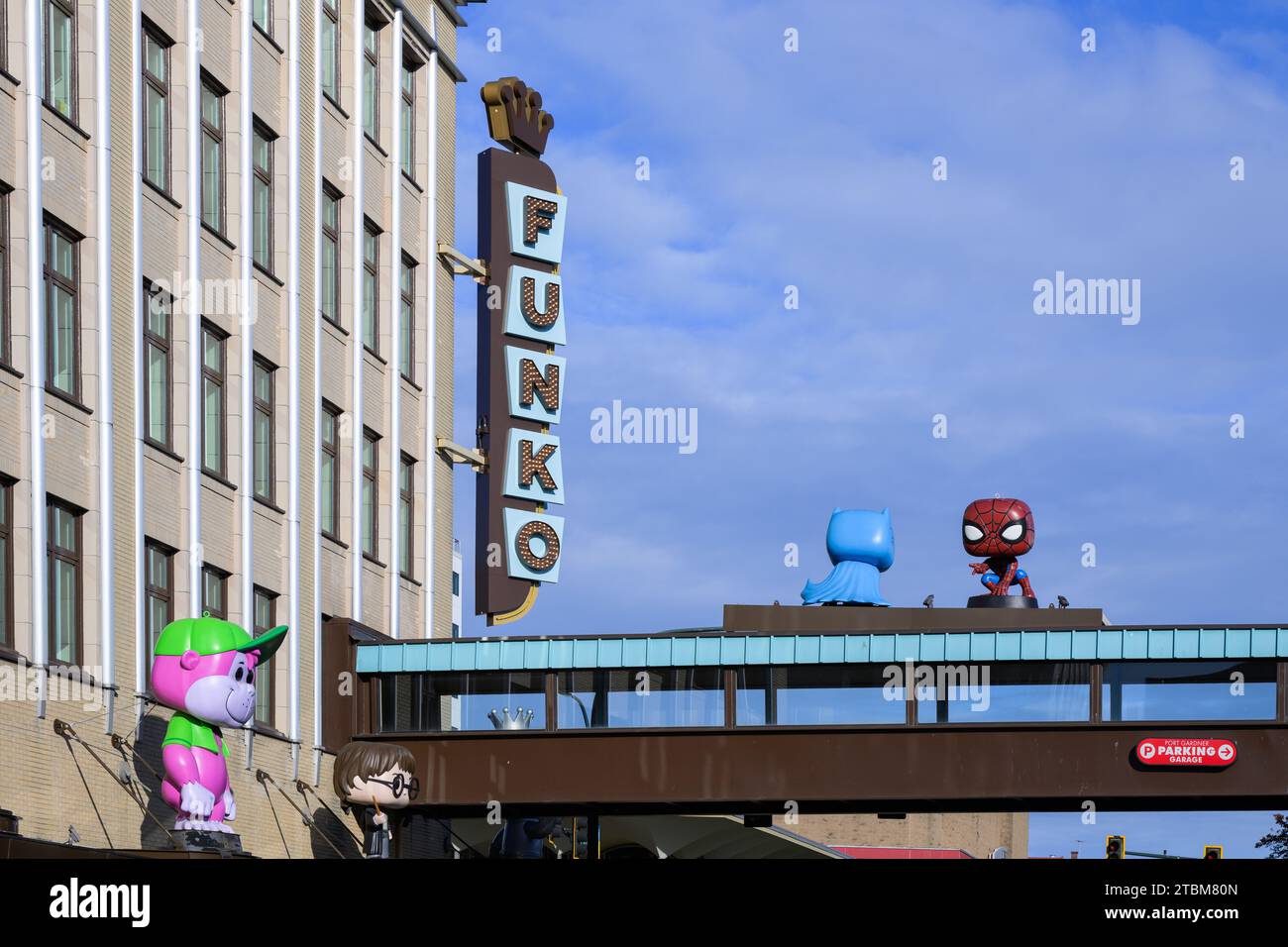 Everett, WA, USA – 8. November 2023; Schild und Skybridge im Hauptquartier von Funko mit Charakteren Stockfoto