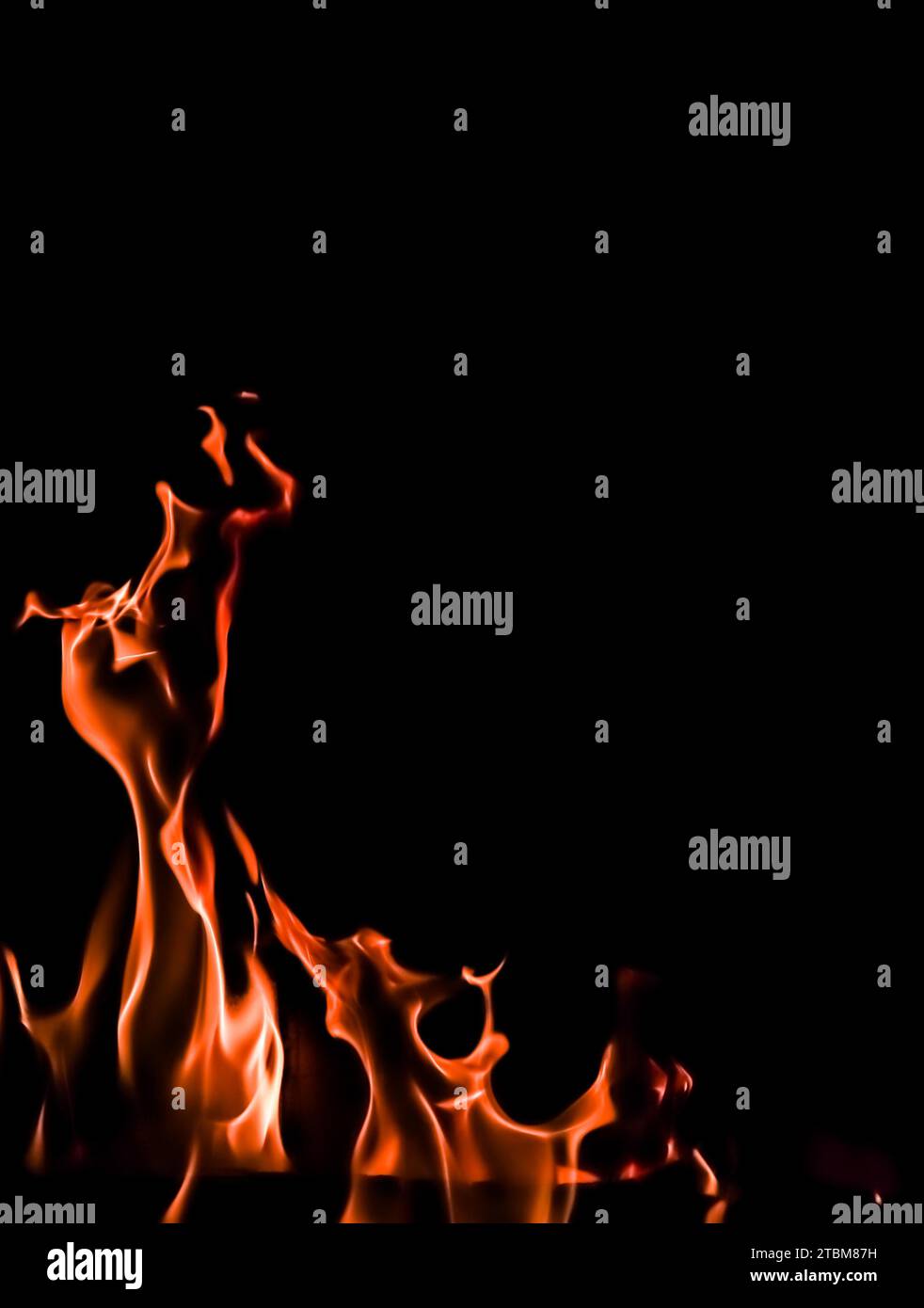 Flammen der Brand auf einem schwarzen Hintergrund. Platz für Kopieren, Text, ihre Worte. Vertikale Stockfoto