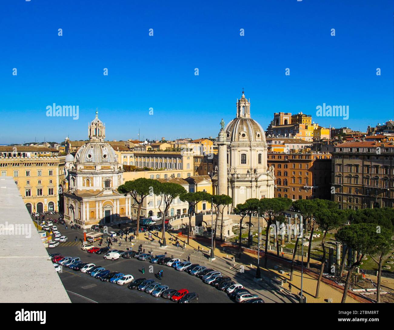 Römische Ruinen des Forum Romanum, die katholische Kirche und die Miliz Turm im Winter 2012. Schöne italienische Pinien. Rom Italien Stockfoto