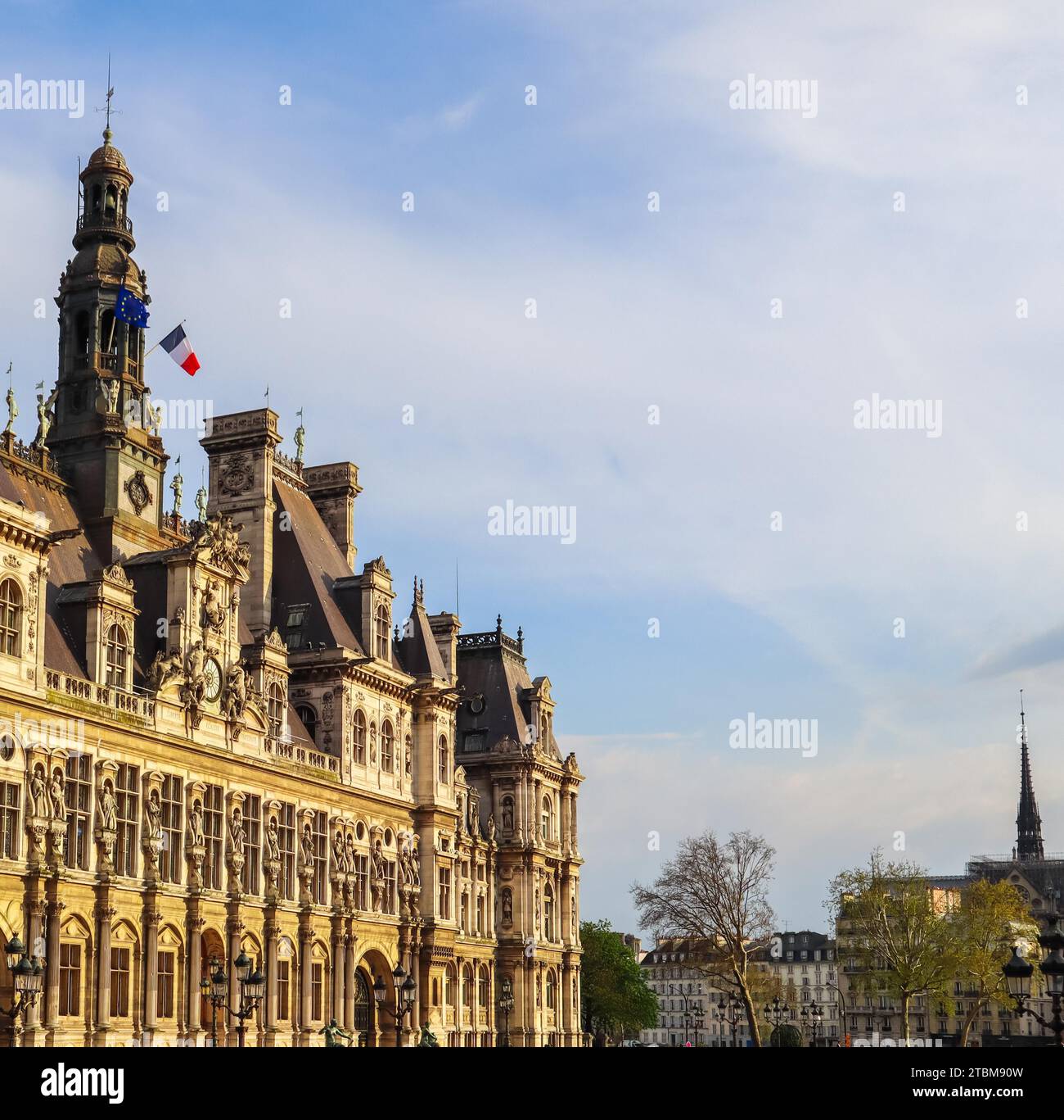 Frankreich, 4. April 2019: Platz vor dem Hotel de Ville, der Gemeinde Paris, voll von ruhenden Menschen bei Sonnenuntergang. Blick auf die Kathedrale Notre Dame Stockfoto