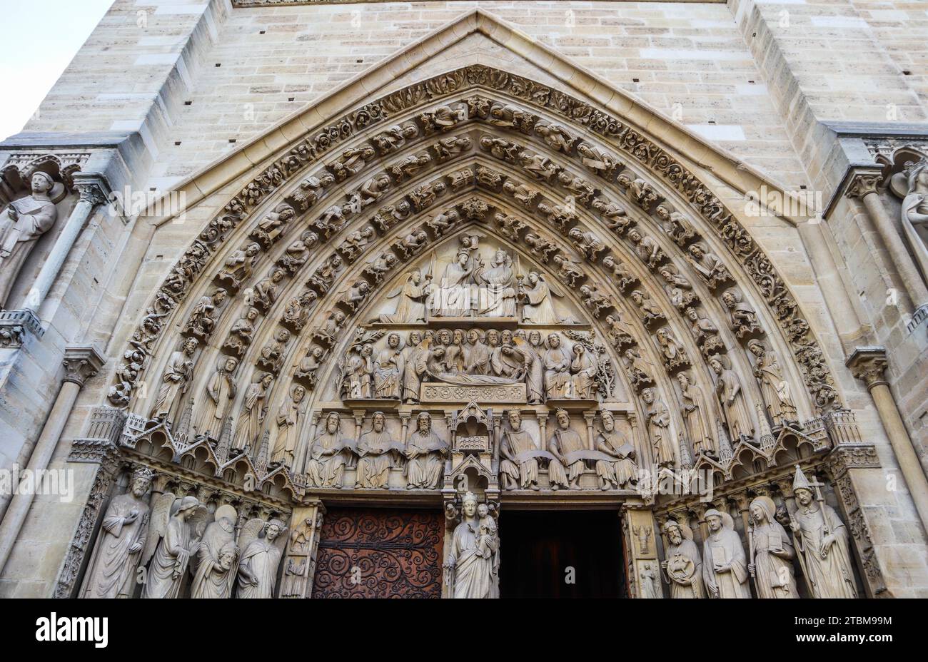 Wunderbare bildhauerischen und architektonischen Details der Kathedrale Notre Dame in Paris Frankreich. Vor dem Feuer. April 05, 2019 Stockfoto