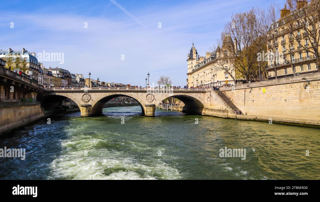 Brücke Pont Saint-Michel über die seine und wunderschöne historische Gebäude von Paris Frankreich. April 2019 Stockfoto