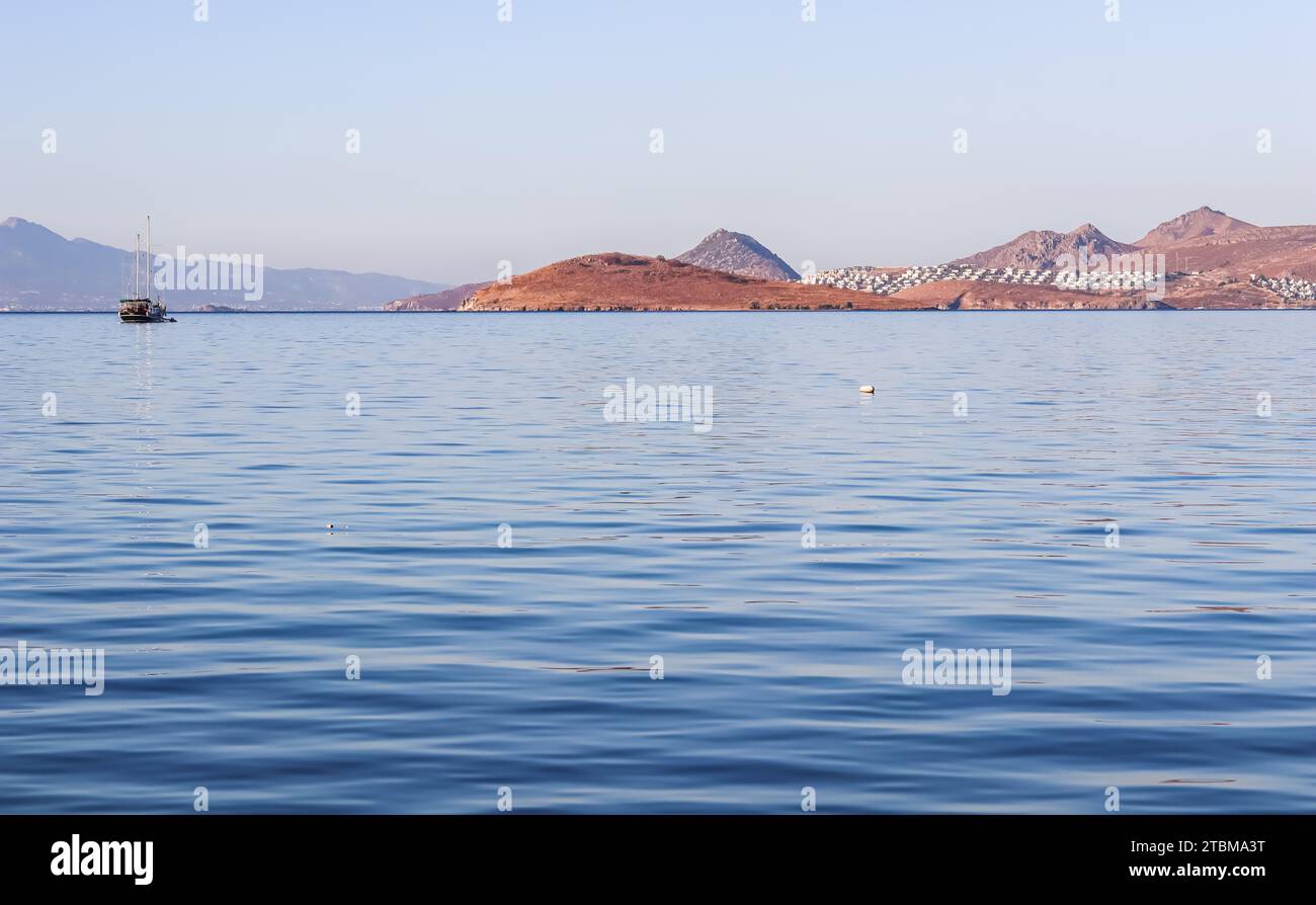 Blaues Meer, Boot, Inseln und Berge. Ruhige Meereslandschaft und Küstenlandschaft. Urlaubskonzept Stockfoto