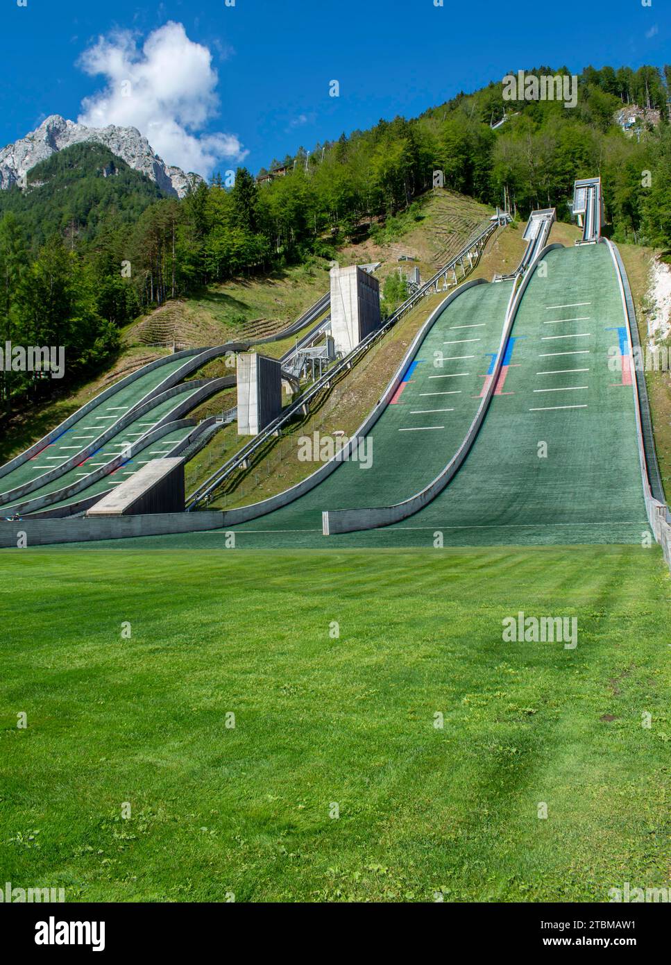 Planica Skisprungschanzen im Sommer. Das Planica Nordic Centre. Julianische Alpen. Slowenien. Europa Stockfoto
