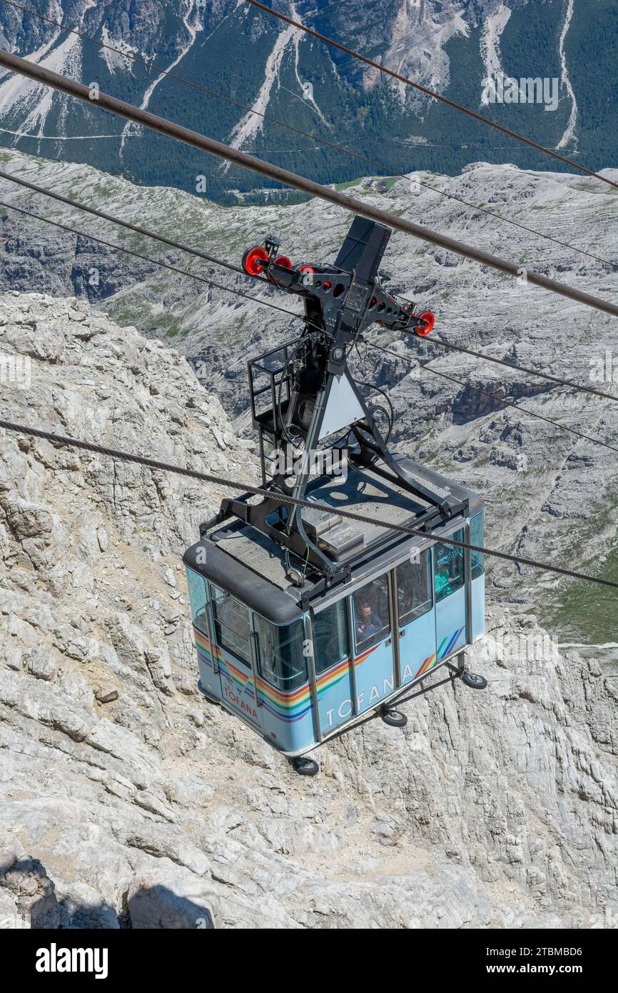 Cortina d'Ampezzo, Dolomiten, Italien, 8. Juli, 2022 : Seilbahn oder Gondelbahn von Cortina d'Ampezzo nach Tofana di Mezzo im Sommer Stockfoto