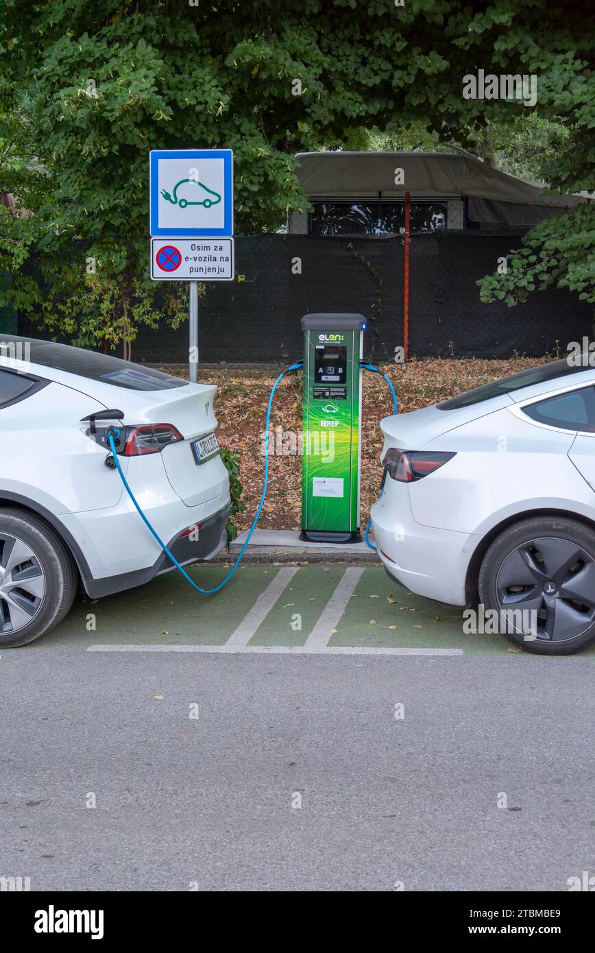 Moscenicka Draga, Kroatien, 11. August 2022 : zwei weiße Tesla-Autos, die an einer EV-Ladestation oder an einer Elektrofahrzeug-Versorgungsausrüstung (EVSE) aufgeladen werden Stockfoto