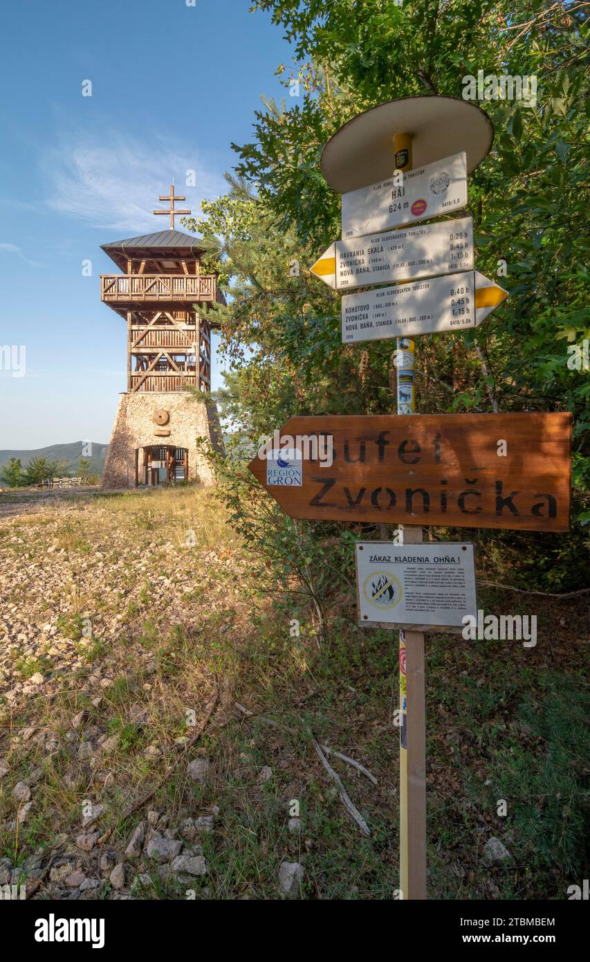 Hölzerner Aussichtsturm oder Aussichtsturm Haj. Nova Bana. Slowakei Stockfoto